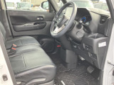 運転席まわりは前方を見渡しやすく、着座した際にも周囲の状況を確認しやすい空間です。シートや足元もすっきりまとまり、毎日の乗り降りから運転まで心地よくお使いいただけます。