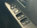 パワーウィンドウのスイッチですよ。 運転席に居ながら窓を開け閉めのコントロールできますよ。