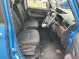 前席は運転席と助手席が並び、足元にもゆとりを感じられる空間です。座面や背もたれは落ち着いた色合いで、日常の移動もくつろいでお過ごしいただけます。