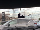 リア側ドライブレコーダー。運転中の映像・音声などを記録して、交通事故やトラブルが起きた時の正確な状況把握に役立つドライブレコーダーが装着されています。