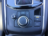 コマンダーコントロールでナビ、マツコネなど直感的な操作が出来ます。また電動パーキングブレーキ、オートホールド機能付きでドライブの負担を軽減出来ますよ♪