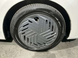 純正ホイールカバーで、愛車をもっとおしゃれに車種にマッチしたデザインの純正ホイールカバー。愛車の印象をアップし、おしゃれな雰囲気を演出します。また、傷や汚れからホイールを守り、長持ちさせます。