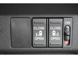 運転席から後席の電動スライドドアを開閉できる便利なスイッチを装備!お子様の乗り降りや荷物の積み下ろしの際にも、車内から操作できて便利です♪