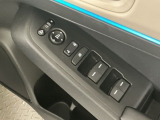 運転席のスイッチで全てのウィンドウの開閉操作を行うことができます。ロックボタンをONにしておくと、運転席以外のウィンドウは作動しないのでお子様を乗せているときなども安心ですね♪