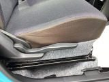 運転席にはドライバーの体型や好みに応じて前後方向だけでなく、高さの調整ができるシートリフターを装備!