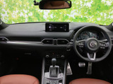 センターディスプレイを備え、車内から各種情報を確認しやすいレイアウトです。駐車時に周囲を確認する際にも役立つ画面で、日々の運転をサポートします。
