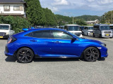 【電動格納ミラー】運転席にあるボタン一つで左右のミラーを畳めます。