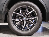 【BMWアロイホイル】軽量かつ強度に拘ったアロイホイル。走行性能ポテンシャルを引き出す設計。車の足元を引き締めてくれる大きなポイントはアロイホイルです。