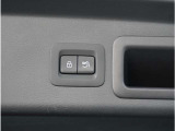 【パワーバックドア】スマートキーや運転席のボタンを押すだけでリアゲートが自動で開閉します。両手に荷物を持っている時や高い位置のバックドアを閉める際に便利な機能です。