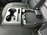 リア席のセンターを倒すとドリンクホルダーがあります。USB充電端子付きです。