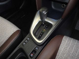 電動パーキングブレーキ・ブレーキホールドを装備してます。ホールド機能は信号待ちが多い一般道で疲労軽減になり、大好評です!