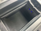 前席のアームレストコンソールにはタップリの容量を備えた収納スペースを備えています。内部には便利は電子デバイス等の充電に便利なUSBコネクターを備えています。