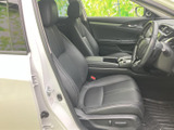 運転席まわりは視界が開けており、前方や周囲の確認がしやすい配置です。ゆったりとしたシートと落ち着いた室内で、日々の移動も快適にお過ごしいただけます。