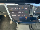 タブレット端末のようなタッチパネル式のオートエアコン採用。凹凸のない滑らかな表面で操作感を高めています。