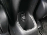 ◆後席用アクセサリーソケット◆電源ソケットは後席用にも装備されています。長時間のドライブも安心です。
