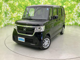 角型のヘッドライトとすっきりしたフロントまわりが印象的。背の高いシルエットに黒いボディカラーが映え、街中でも存在感のある佇まいです。夜間の見え方も含め、ぜひ実車でご確認ください。