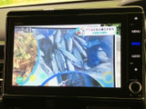 テレビ番組を画面で視聴でき、停車中の待ち時間も快適に過ごせます。画面上には放送中の映像が表示され、見やすい大きさも魅力。お出かけ先での休憩時などに活用いただけます。