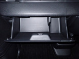 大型のグローBOXが装備されています。よく使うアイテムの収納に便利です、欲しい時にすぐに取り出せます♪