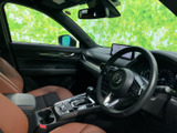 運転席まわりを斜めから見ると、前方の視界が広く、画面や計器類も自然に目に入ります。シートは体を包み込む形状で、落ち着いた色合いも魅力。移動中もゆったり過ごせる室内空間です。
