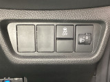 ハンドルの右側にはヘットライトリベライザーとVSA(ABS+TCS+横滑り抑制)の解除スイッチがついています。ヘッドライトリベライザーは道路状況や積荷の加重に応じてライトの高さを調節できます。