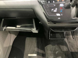車検証入れになどにも使える便利な収納BOXあります。