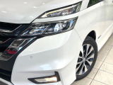 【LEDヘッドライト】悪天候や夜間走行時も良好な視界を確保し安心して運転できる高輝度LEDヘッドライトを装備!点灯速度が早く、消費電力も抑えられています。