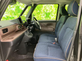 前席まわりはシートの座面が広く、運転席から前方や左右を見渡しやすいレイアウトです。落ち着いた色の内装に明るい窓から光が入り、毎日の移動を快適に支えます。