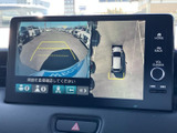 後方映像に加えて車両周囲を上から見たような表示も確認でき、駐車時の目視確認を助けます。ガイド線も表示されるため、狭い場所での車庫入れや切り返しの際に便利です。