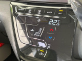 【オートエアコン】一度お好みの温度に設定すれば、車内の温度を検知し風量や温度を自動で調整。暑い&hellip;寒い&hellip;と何度もスイッチ操作をする必要はありません。快適な車内空間には必須の機能ですね♪