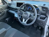 運転席まわりは計器類やディスプレイが視界に入りやすく、前方を確認しながら過ごしやすいレイアウトです。シートは落ち着いた色合いで、足元にもゆとりが感じられる空間となっています。