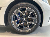 M Sportのスタイリングに調和する純正18インチアルミホイール。足元にスポーティな印象を与え、アルピン・ホワイトのボディを引き立てます。