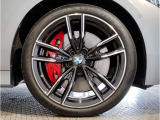 【BMWアロイホイル】軽量かつ強度に拘ったアロイホイル。走行性能ポテンシャルを引き出す設計。車の足元を引き締めてくれる大きなポイントはアロイホイルです。