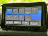 FMやテレビ、Bluetooth Audioなど複数のメニューが表示され、利用したい音源を選びやすい画面です。状況に合わせて使い分けられ、車内で便利に活用できます。