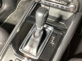 アクセルペダルを踏み込む量や速さに応じて変速パターンを制御し、人馬一体の運転感覚を発揮してくれる6速オートマ!