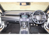 操作性に優れた運転席となります!小物入れや各ボタンの配置にこだわり、使いやすいです!座り心地もよく視認性も良好なのでロングドライブもお任せ下さい!