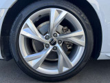 Audiは多様なホイールデザインを提供しており、スポークの形状やサイズ、仕上げ(ポリッシュド、マット、ブラックなど)によって選択肢が豊富です。