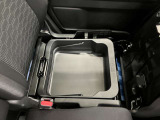【シートアンダーボックス】助手席下には持ち運び可能な収納ボックスが装備されています。車検証ケースや靴などが収納できます。