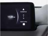【スマートフォン連携】車内で様々な機能が利用できます。Apple CarPlayでは、iPhoneの機能(通話、音楽再生、マップなど)が利用可能で、Android Autoでは、(通話、音楽、マップなど)が利用可能です。