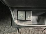 USB Type-A端子と12Vアクセサリーソケットを装備!スマートフォンなどの充電や、対応するカー用品への電源供給に便利です。ドライブ中に電源を確保できる、日常使いでも嬉しい装備です。