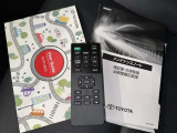 メンテナンスノート、取扱説明書ですね。 車の情報が凝縮されています。 車の整備記録が記載されている大事な物ですよ。