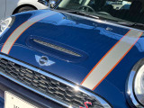 専用ボンネットストライプがラピスブルーのボディカラーに似合います!
