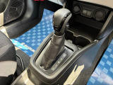 【フロアシフト】インパネシフトが多いコンパクトカーですが、フロア式を使い慣れた方も多いと思います♪