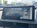 【パノラミックビューモニター】クルマを真上から見下ろした視点で駐車をサポートします!クルマの斜め後ろや真横など、いち早く障害物に気が付くことができます。