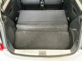 【ラゲージフロア】お客様に気持ち良く乗っていただけるよう、工具を使わず取り外せる部品は全て取り外し清掃しております。シート可動の場合は、シートを動かし裏側まで清掃を行っております。