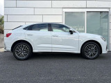 AudiQ3は、SUVらしい量感のあるボディを主張しながら、スポーティなクーペライクなラインを取り入れるという全く新しい挑戦をしています。