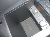 ◆USB接続◆USBメモリーに保存した音楽データを、ナビのオーディオ機能で再生できます。音楽データに曲名やファイル名が付加されていれば、ナビ画面に表示。タッチパネルで選曲などの操作が簡単に行えます。◆