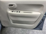 【運転席ドア】収納ポケットがあります。