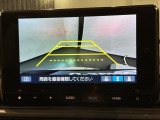 リバースギアに入れるだけで後方の表示へ切り替わります。夜間や雨の日の駐車も楽になりますよ。