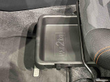 靴などが収納できる便利な助手席シートアンダートレイが付いてます