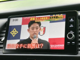 テレビ番組を画面で楽しめる装備です。停車中の待ち時間には映像を視聴でき、車内で過ごす時間の楽しみが広がります。操作部も画面脇にまとまり、視聴時に確認しやすい配置です。